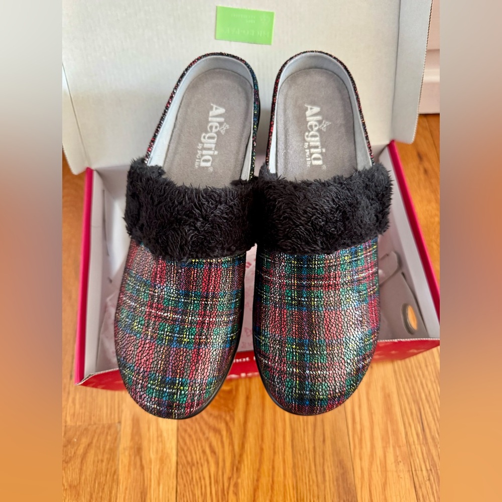 Alegria Christmas Plaid Clog with Fur🎄 8.5 Womens/39 EU. Perfect holiday shoe!